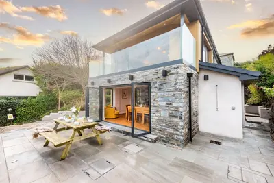 Image de Situated just a brief stroll from the stunning Porth Beach, Beachside is a 4-bedroom property nestle