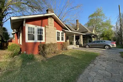 Image de 1 mile from downtown Americus and Gsw!