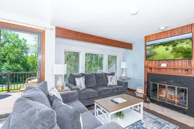 Image de Cozy and Updated Home only 5 minutes to Eagle Ridge and 15 minutes to Downtown