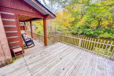 Image de Cabin 4 - Riverfront w/ Gas Fireplace!