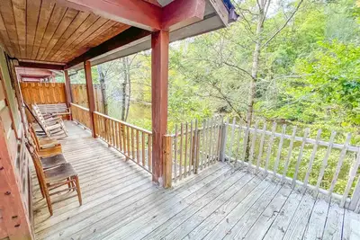 Image de Cabin #5 - Riverfront w/ Hot-Tub & Gas Fireplace!