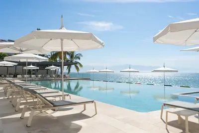 Image de 3-bedroom beach front Luxury Apartment  - New listing - Bantay