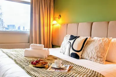 Image de Spacious 2-Bed Flat | Sleeps 5 | King Bed | Fast Links to City & Wharf