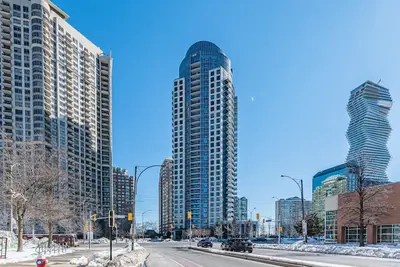 Image de Luxurious 2 Bedroom Condo