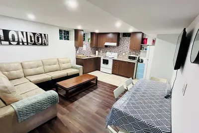 Image de Ravine Lot Spacious 2 Bedrooms + Den Legal Basement Apartment