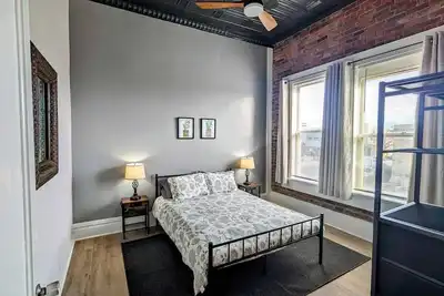 Image de Comfortable 2br on the Square