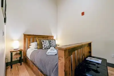 Image de Cozy hotel-style interior queen room