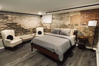 Image de Unique brick basement apartment directly on Adamson Square!