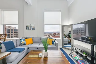 King Bed, Downtown Steps from Bengals & Reds, Minutes to Otr, Tql, Free Parking