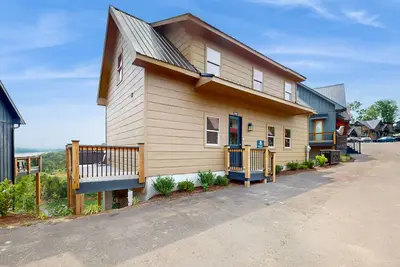 Image de Lake view home w/ hot tub, rocking chairs, fireplace, & free attraction tickets