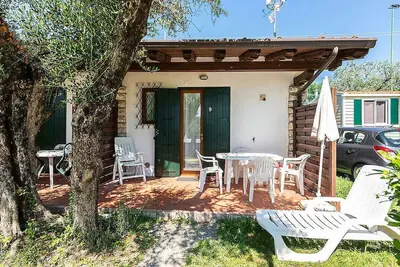 Image de Bungalow avec terrasse, climatisation et piscine