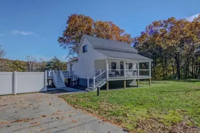 Image de Relaxing Coastal Escape Near Beaches with Hot Tub