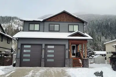 Image de Welcome to The Aspen Chalet! A modern and cozy retreat at the base of Rmr.