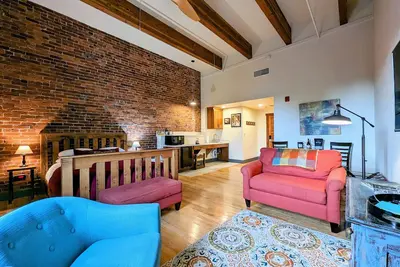 Image de Ada-accessible suite located in the heart of Amity