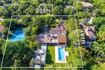 Image de Estate  private tennis court, pickle ball, pool and steps away to the Ocean!