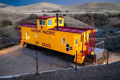 Image de Beautifully Renovated Yellow Union Pacific Caboose, Tehachapi Overlooking Cable