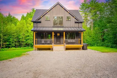 Image de New Chalet 6 minutes from Sunday River! Hot tub, Sauna, Sleeps 12, Dog Friendly!