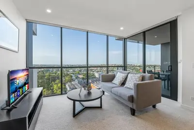 Stunning cityview 1br Apt 1 min to train