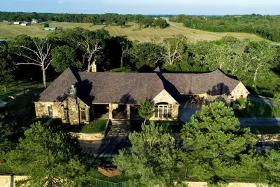 Image de Spacious home located on 76 acres nestled on a pond.