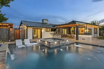 Image de The Copper Haven: Luxurious Heated Salt Pool & Spa w/ Game Room
