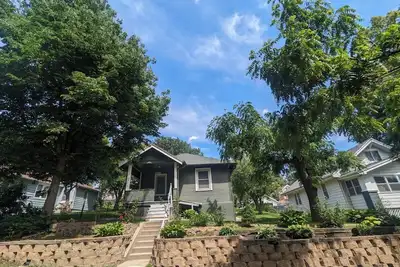 Image de 4 minutes to zoo & 10 minutes to downtown! 2 bedroom, 3 bed home w/patio & yard