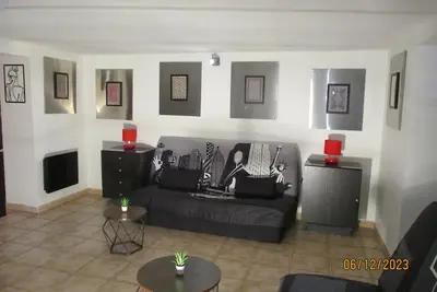 Image de Chambre de 55m2 entièrement indépendante avec salon, bureau et espace snacking