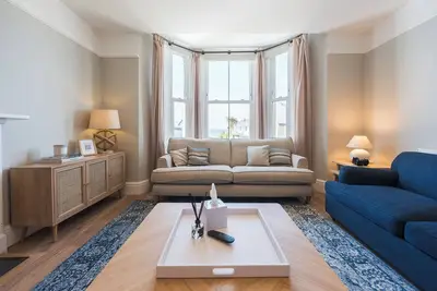 Image de This recently renovated coastal hideaway combines contemporary comfort with beach-chic style
