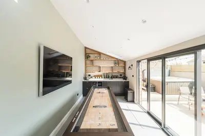 Image de This recently renovated coastal oasis combines contemporary comfort with beach-chic style