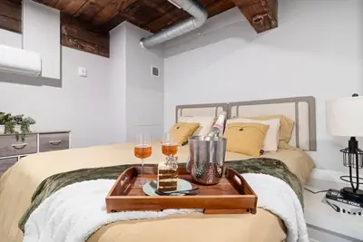 Image de Stylish 2br Near Brown, Dining, Nurses, Hospital