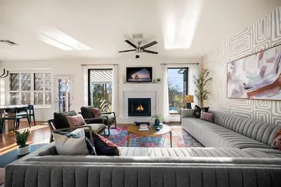 Image de ~Stunning Designer Home~ Jacuzzi & Fire Pit