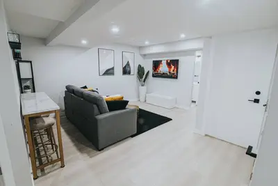 Image de Cozy suite with separate entrance, 15 mins to airport, free WiFi and parking.