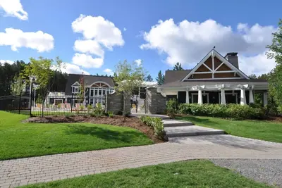 Image de Luxury Lakefront Muskoka Resort Property - Incredible Amenities and Views.