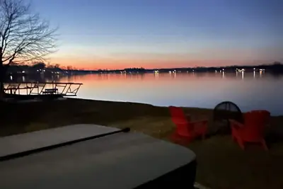 Image de Cozy 3br lakefront cottage with hot tub perfect for families w/ private dock.