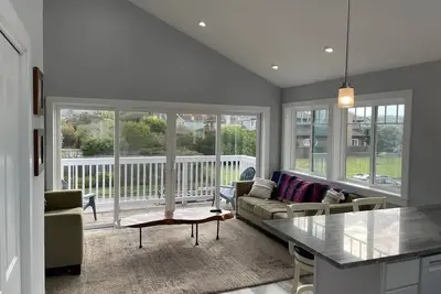 Image de Private 2nd floor detached guesthouse, walk to the beach!