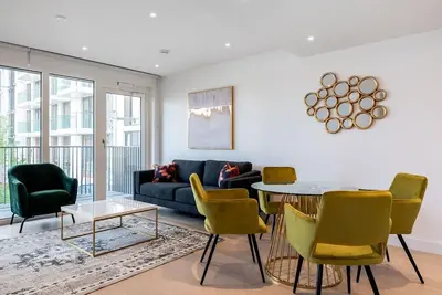 Image de Modern bright 1 bedroom flat with balcony, courtyard, lounge & 24-hr concierge