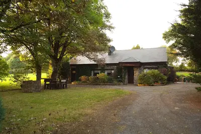 Image de Idyllic cottage with its own rowing boat directly at the Shannon