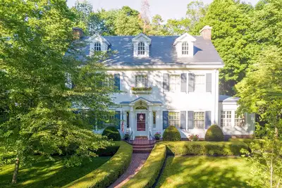 Image de Colonial Home on Wooded Lot