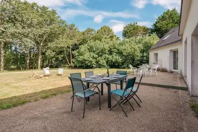 Image de Spacieuse Villa Ă Crac'h : 4 Ch. pour 8 Pers. , Beau Jardin, Proche Plages et WiFi