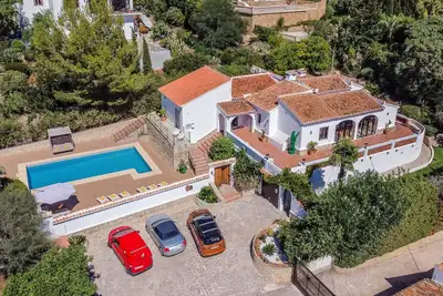 Image de Villa familiale de 4 chambres avec piscine
