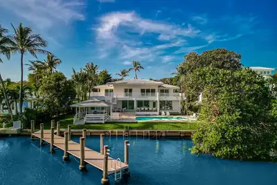 Image de Stunning Key Biscayne Waterfront Villa with Heated Pool - 12mins to Miami