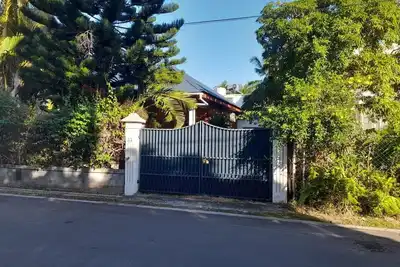Image de Villa privée ornée de bois, entourée d'arbres, à quelques pas de la mer!