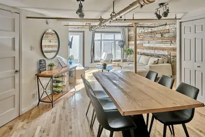 Image de Lion's Den // Spacieux 1500 pieds carrés (2 Sdb) - Centre-ville