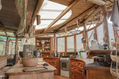 Image de Earthship Cabin Starboard Side w Epic Lake View