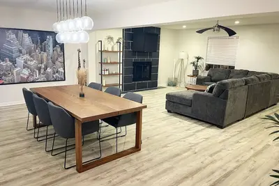 Image de Stylish 4br renovated house! location! Game room!