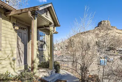 Image de Cozy Golden home only one block from all the action, walk to everything!