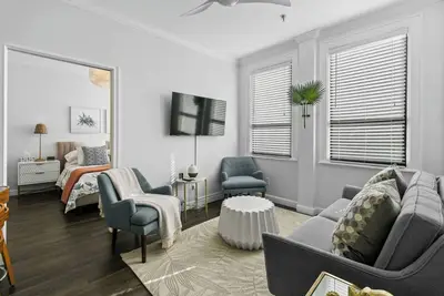 Image de NYOfferStudio StepsToBeach Restaurants Stores\n