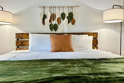 Image de Comfortable furnishings, central air conditioning, covered patio and outdoor lounge furniture