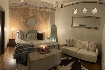 Image de Downtown Dallas Luxury King Apartment, Spacious 1-Br: Elegance Redefined.