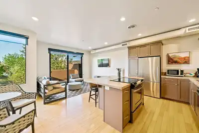 Image de The Sunrise - 2 Story Suite w/ Red Rock Views