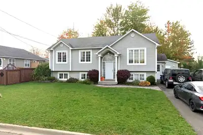 Image de 3 Bedroom Upper unit House \n